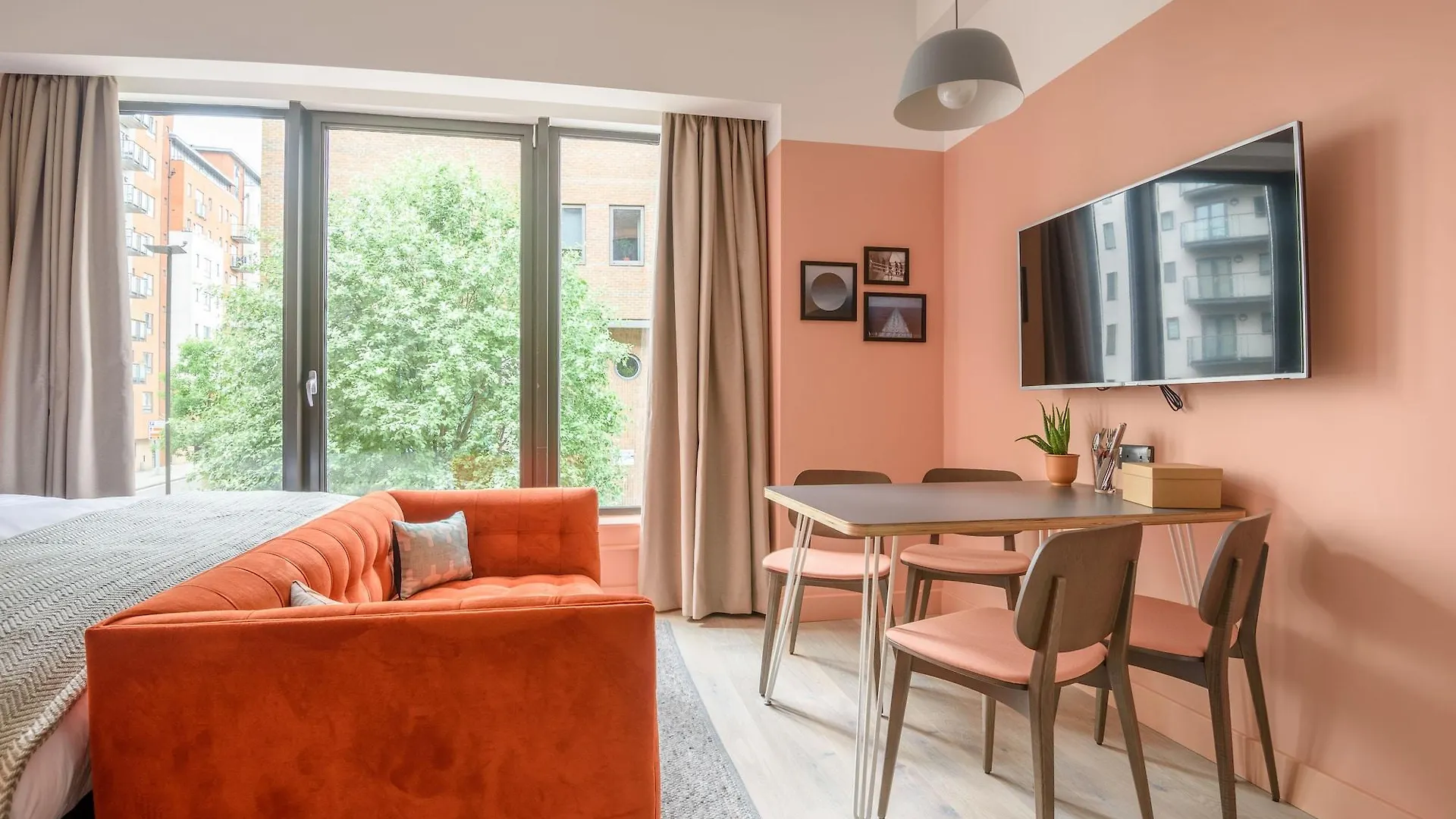 Room2 Southampton Hometel 4*,
